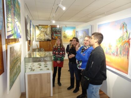Una exposición muestra las obras participantes en el concurso de pintura del Palmeral
