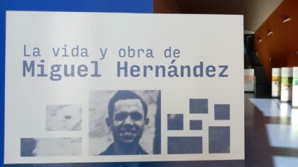 Cox recibe la exposición itinerante 'Vida y Obra de Miguel Hernández'