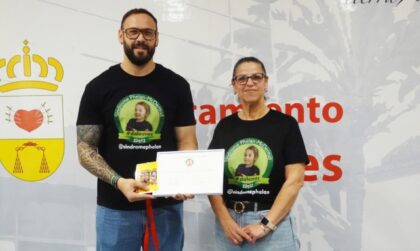 El Ayuntamiento de Dolores dona más de 4.000 euros a la Asociación Síndrome de Phelan-McDermid gracias a la Jornada Intercultural El Ayuntamiento de Dolores dona más de 4.000 euros a la Asociación Síndrome de Phelan-McDermid gracias a la Jornada Intercultural