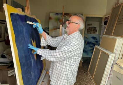 El pintor Antonio Ballesta dona parte de su obra a la UNED de Torrevieja