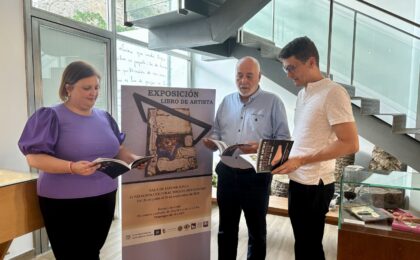 La exposición 'Libro de artista' fusiona literatura y arte visual para mostrar la emoción que sentimos al leer un libro La exposición 'Libro de artista' fusiona literatura y arte visual para mostrar la emoción que sentimos al leer un libro