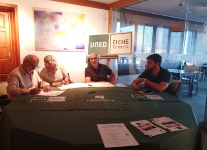 Antonio Ballesta firma la donación de parte de su obra pictórica a la UNED de Torrevieja Antonio Ballesta firma la donación de parte de su obra pictórica a la UNED de Torrevieja