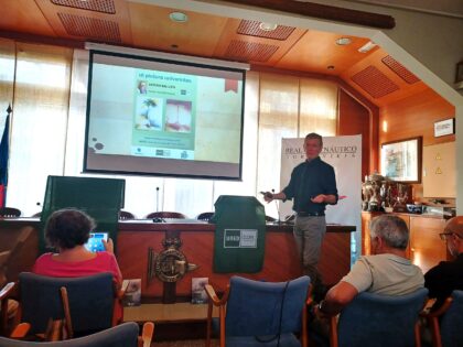 Antonio Ballesta firma la donación de parte de su obra pictórica a la UNED de Torrevieja Antonio Ballesta firma la donación de parte de su obra pictórica a la UNED de Torrevieja