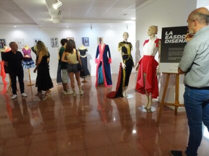 Alumnos de Moda y Fotografía muestran su creatividad en la exposición 'La EASDO Diseña' con más de 40 trabajos Alumnos de Moda y Fotografía muestran su creatividad en la exposición 'La EASDO Diseña' con más de 40 trabajos