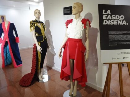 Alumnos de Moda y Fotografía muestran su creatividad en la exposición 'La EASDO Diseña' con más de 40 trabajos Alumnos de Moda y Fotografía muestran su creatividad en la exposición 'La EASDO Diseña' con más de 40 trabajos
