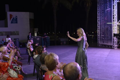 La cantera de la música coral torrevejense, el coro 'Sinfonía' de la Escuela Coral Municipal, y el laureado ‘Voces Graves’ de Madrid graban una noche memorable en torno a la habanera en la tercera velada del 71º Certamen Internacional de Torrevieja