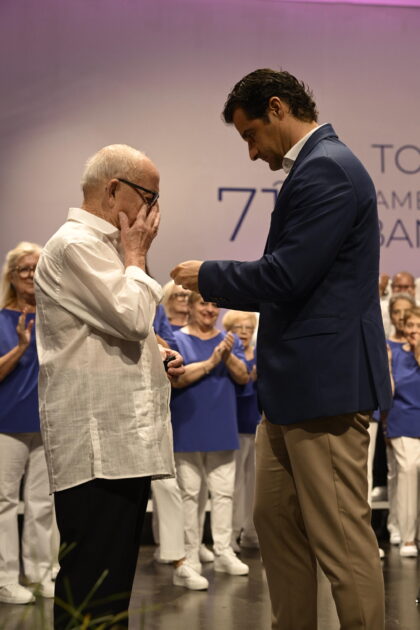 La conocida como ‘Noche de Torrevieja’ sube al escenario a las seis agrupaciones que representan la esencia, el arraigo de la tradición habanera y su Certamen Coral Internacional de Habaneras