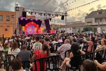 Unas 400 personas han acudido a la Plaza del Ayuntamiento cada noche para disfrutar con las actuaciones de la XVIII Semana Cultural 