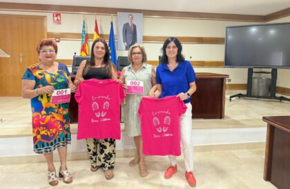 El Ayuntamiento dona 500 camisetas para la marcha de la Asociación 'Alicante para la lucha contra el cáncer'