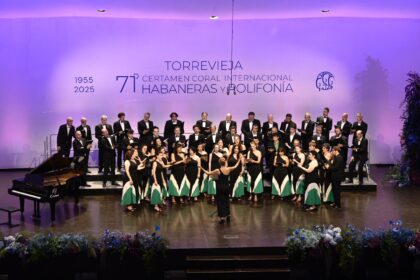La cantera de la música coral torrevejense, el coro 'Sinfonía' de la Escuela Coral Municipal, y el laureado ‘Voces Graves’ de Madrid graban una noche memorable en torno a la habanera en la tercera velada del 71º Certamen Internacional de Torrevieja