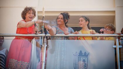 El Chupinazo llena de vecinos y visitantes las calles de Bigastro en el inicio de sus fiestas patronales en honor a San Joaquín El Chupinazo llena de vecinos y visitantes las calles de Bigastro en el inicio de sus fiestas patronales en honor a San Joaquín