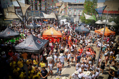 El Chupinazo llena de vecinos y visitantes las calles de Bigastro en el inicio de sus fiestas patronales en honor a San Joaquín El Chupinazo llena de vecinos y visitantes las calles de Bigastro en el inicio de sus fiestas patronales en honor a San Joaquín