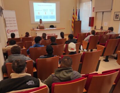 Cursos de IA, redes sociales y competencias digitales, entre la oferta formativa de la Cámara de Comercio de Orihuela Cursos de IA, redes sociales y competencias digitales, entre la oferta formativa de la Cámara de Comercio de Orihuela