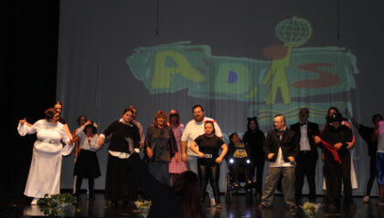 ADIS celebra la presentación de su Calendario Solidario 2026 con una gala en el Auditorio 'Francisco Grau' de Bigastro