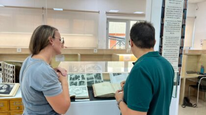 Bigastro inaugura la exposición 'Entre letras y trazos' para mostrar la historia del color y la ilustración en los libros de su fondo bibliográfico