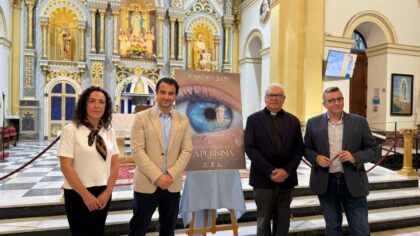 El cartel anunciador de las Fiestas Patronales 2025 representa la emoción de los torrevejenses al cruzar la mirada con La Purísima
