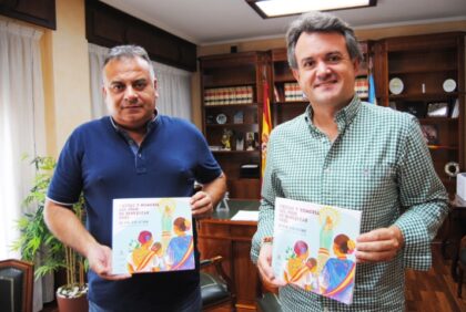 Vicente Cases y Cayetano Jara, alcalde y concejal de Fiestas de Benejúzar: "Los vecinos sienten una enorme fe y devoción por la Virgen del Pilar, al ser unas fiestas muy arraigadas durante ya 86 años"