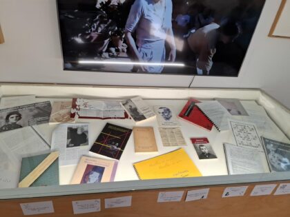 La exposición 'Con tres heridas' recorre el medio siglo de Teatro Expresión realzando la figura de Miguel Hernández