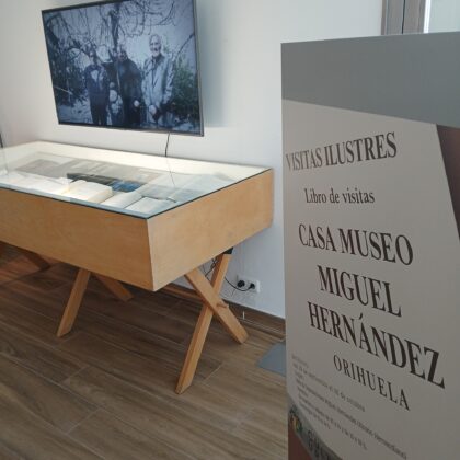 Orihuela, evento: Exposición 'Visitas ilustres. Libro de visitas de la Casa Museo Miguel Hernández' con las huellas de visitantes, organizada por la Casa Museo Miguel Hernández y la Fundación Cultural Miguel Hernández
