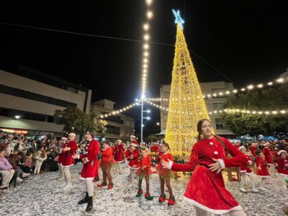El encendido de la iluminación da inicio a la programación navideña y un fin de semana lleno de comercio, música y ambiente