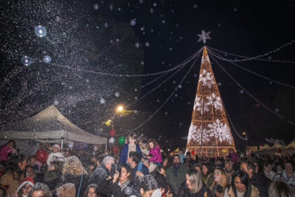 La feria con la inaugración del belén municipal y la llegada de Papá Noel dan la bienvenida a la Navidad en Almoradí