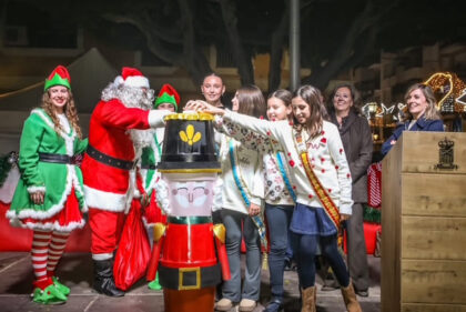 La feria con la inaugración del belén municipal y la llegada de Papá Noel dan la bienvenida a la Navidad en Almoradí