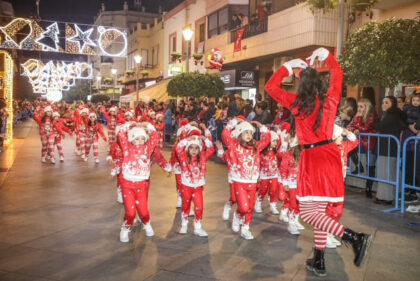 La feria con la inaugración del belén municipal y la llegada de Papá Noel dan la bienvenida a la Navidad en Almoradí