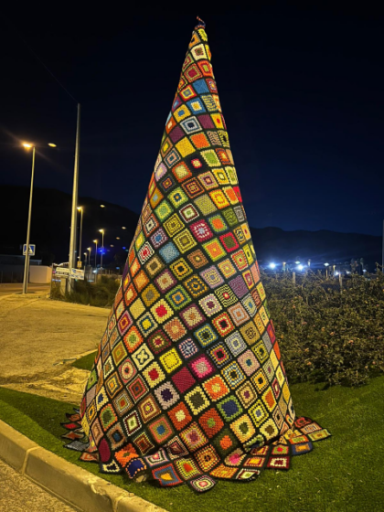 Urbanización Montepinar de Orihuela, evento: Acto de encendido del árbol de Navidad de ganchillo, organizado por asociación de Montepinar