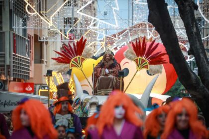 La cabalgata de bienvenida a los Reyes Magos de Oriente regala a niños y mayores una tarde llena de sonrisas e ilusión