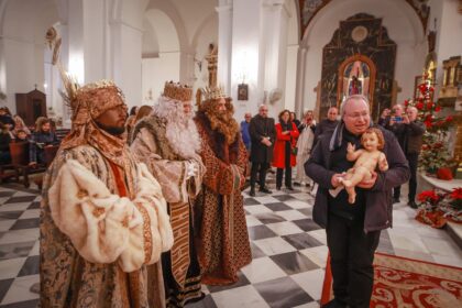 La cabalgata de bienvenida a los Reyes Magos de Oriente regala a niños y mayores una tarde llena de sonrisas e ilusión
