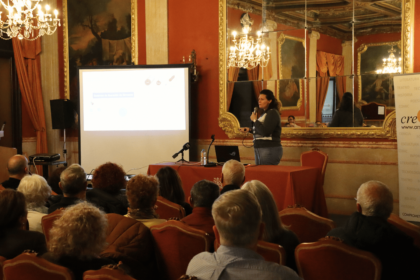 María del Mar Collado expone sus investigaciones sobre biopolímeros aplicados a la salud en una brillante conferencia