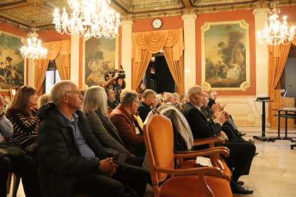 María del Mar Collado expone sus investigaciones sobre biopolímeros aplicados a la salud en una brillante conferencia