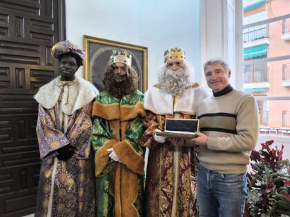El alcalde entrega a los Reyes Magos las llaves de la ciudad para que puedan dejar sus regalos en todos los hogares El alcalde entrega a los Reyes Magos las llaves de la ciudad para que puedan dejar sus regalos en todos los hogares