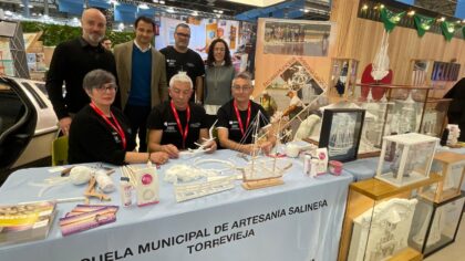 La Escuela Municipal de Artesanía Salinera de Torrevieja muestra en FITUR una de las tradiciones más singulares de la ciudad