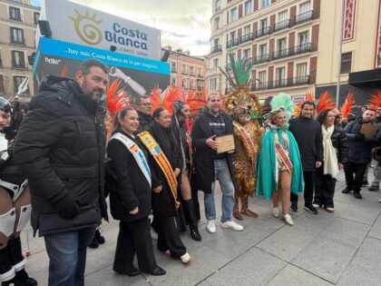 El Carnaval de Torrevieja se luce en el centro de Madrid ante cientos de personas con un despliegue de color, música y belleza