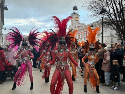 El Carnaval de Torrevieja se luce en el centro de Madrid ante cientos de personas con un despliegue de color, música y belleza