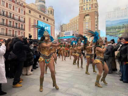 El Carnaval de Torrevieja se luce en el centro de Madrid ante cientos de personas con un despliegue de color, música y belleza