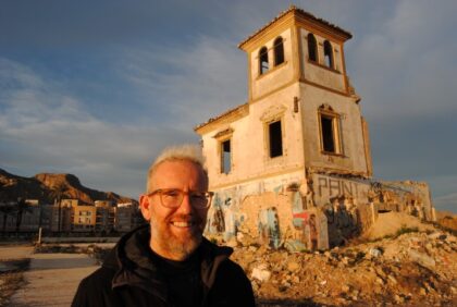 Carlos Escolano, director de cine oriolano: "He concebido esta película como carta de agradecimiento por tan buenos ratos de lectura" Carlos Escolano, director de cine oriolano: "He concebido esta película como carta de agradecimiento por tan buenos ratos de lectura"