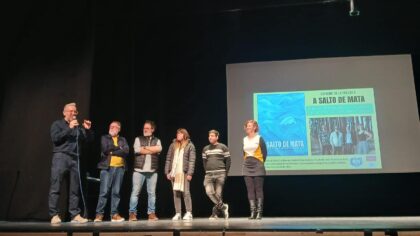El director Carlos Escolano estrena en Torrevieja su última película 'A salto de mata', basada en el libro de diarios homónimo, del poeta oriolano José Luis Zerón, que indaga en la poética de lo cotidiano