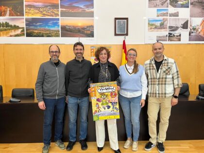 El Ayuntamiento de Bigastro ha anunciado su respaldo económico al desarrollo del episodio piloto de Capitán Mondongo, una adaptación animada basada en la popular saga de literatura infantil creada por Jesús López Moya. La iniciativa supone un importante impulso institucional a un proyecto cultural local que aspira a dar el salto a la televisión y alcanzar proyección internacional.La pandilla del Capitán Mondongo es una colección de libros infantiles de aventura y humor que narra las peripecias de un grupo de niños con superpoderes liderados por el Capitán Mondongo, acompañado de personajes como Puerquín. La serie, escrita por López Moya —docente y codirector de la editorial Fun Readers— e ilustrada por los Gallego Bros, cuenta ya con cuatro títulos publicados, todos centrados en el universo de la infancia.
El proyecto audiovisual, desarrollado en animación 2D y disponible en valenciano y castellano, incluye además una banda sonora original compuesta por Aníbal Gómez, integrante del grupo Ojete Calor. El episodio piloto, de 11 minutos de duración, adapta el primer libro de la saga y ya ha comenzado su recorrido por certámenes internacionales, donde ha recibido una notable acogida por parte del público infantil y suma ya más de una treintena de selecciones oficiales.
El autor, Jesús López Moya, destacó que su inspiración siempre ha estado ligada al público infantil: “La motivación siempre han sido los niños. Mi campo que es la infancia es lo que siempre me gusta cultivar y en este caso con la literatura”. Sobre el éxito del personaje, reconoció que fue inesperado: “Nunca sabes la proyección que va a tener y la verdad que estoy súper contento”.
Los ilustradores señalaron que la idea de llevar la historia a la pantalla surgió de manera natural. Desde el inicio concibieron los personajes pensando en su posible adaptación animada. Ahora, el objetivo es desarrollar una serie completa de 26 episodios, aunque para ello continúan en la búsqueda de financiación y posibles coproductores tanto nacionales como europeos.
Desde el Ayuntamiento, la concejala de Cultura, Alejandra Moya, subrayó que la institución “no podía quedarse fuera de este maravilloso proyecto. Tiene un potencial impresionante y una proyección de futuro muy importante”.
Por su parte, la alcaldesa Teresa Belmonte puso en valor el impacto cultural y social de la iniciativa: “Es un orgullo ver cómo el talento que nace de este pueblo prospera. Es un proyecto que ayuda a los niños a comprender la integración”. Además, subrayó el alcance territorial del proyecto: “Esto es talento Vega Baja, talento de la provincia de Alicante, talento de la Comunidad Valenciana”.
Con el piloto ya finalizado y adquirido por À Punt para su emisión, el equipo busca ahora financiación para desarrollar la serie completa y ampliar su presencia en mercados internacionales.
