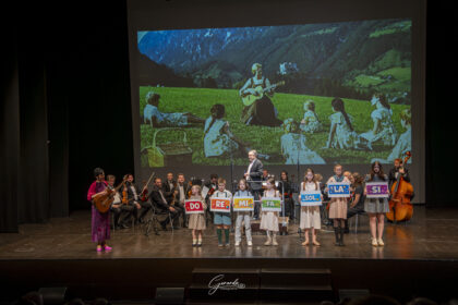 La Casanovas Orquesta vuelve a llenar el Teatro Municipal de Torrevieja con 'Sonrisas y Lágrimas', su tercer 'Family Concert'