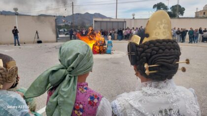 La falla escolar que une generaciones y emociona a un pueblo: Hurchillo arde de tradición