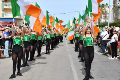 Las calles de Cabo Roig vuelven a acoger este domingo el gran desfile y actividades de San Patricio en Orihuela Costa