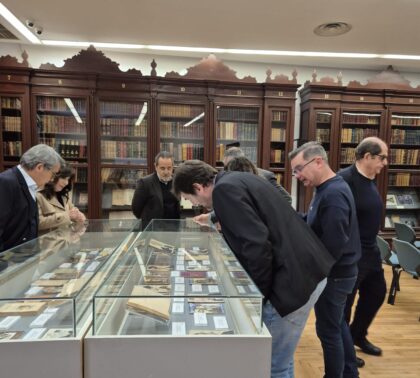 La Biblioteca Pública 'Fernando de Loazes' rinde homenaje a Ramón Sijé con una exposición dedicada al teatro