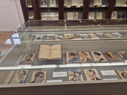 La Biblioteca Pública 'Fernando de Loazes' rinde homenaje a Ramón Sijé con una exposición dedicada al teatro