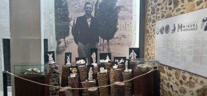 El escultor Raymond Campos dona al pueblo de Orihuela su obra sobre el poeta Miguel Hernández