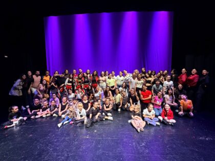 Oskar Alcocer llena el Auditorio 'Francisco Grau' de Bigastro en la gala benéfica por el Día de la Danza con la escuela The Dance Studio