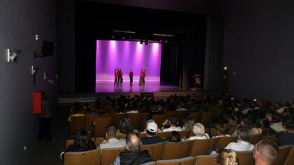 Oskar Alcocer llena el Auditorio 'Francisco Grau' de Bigastro en la gala benéfica por el Día de la Danza con la escuela The Dance Studio