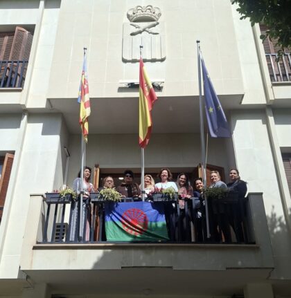 Almoradí conmemora el Día Internacional del Pueblo Gitano colocando su bandera en el Ayuntamiento