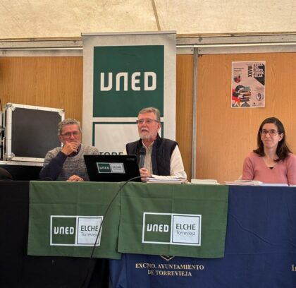 UNED Torrevieja presenta en la Feria del Libro su plan de proyectos de fomento de la lectura y de creatividad literaria 2026